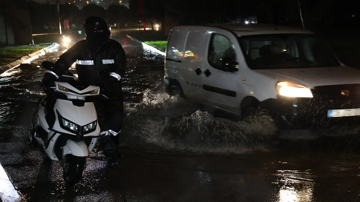İzmir'de sağanak etkili oldu başlıklı video haberin görseli