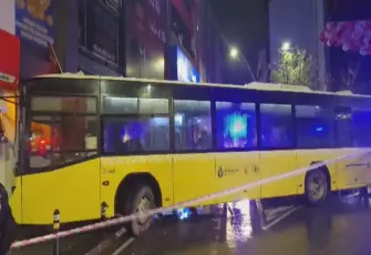 Kartal'da seyir halindeki İETT otobüsü binanın duvarına çarptı: 6 yaralı