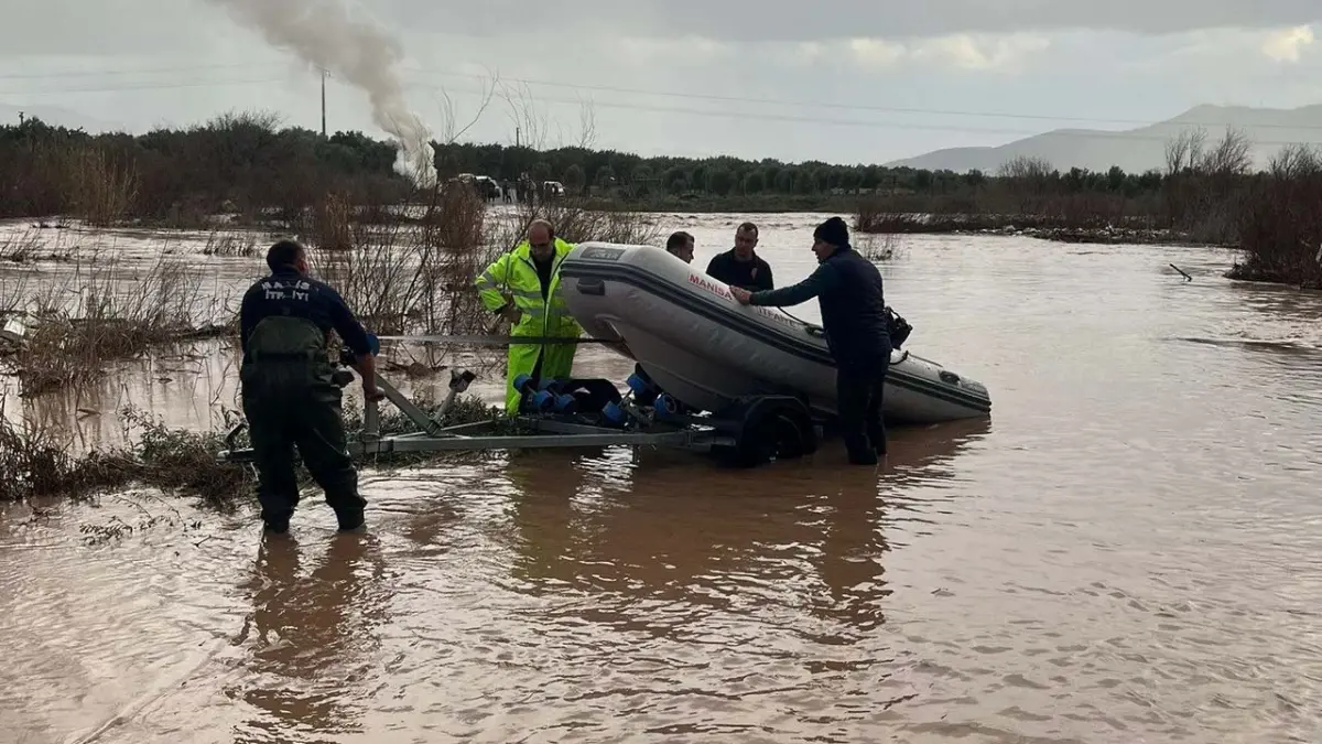 Manisa'da çaya düşen 9 köpek yavrusu kurtarıldı haberinin görseli