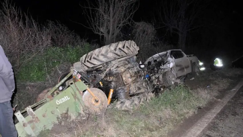 Ödemiş’te traktör ile pikap çarpıştı: 2 yaralı