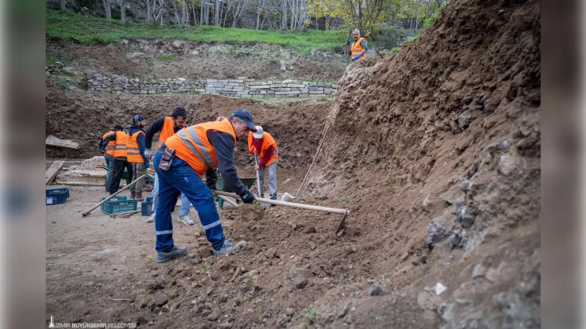 Tarihi Smyrna tiyatrosu turizme kazandırılıyor haberinin görseli