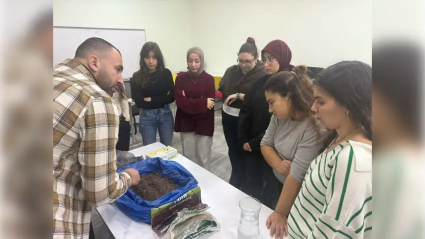 Üniversite öğrencileri, Türk halı motiflerini toprakla buluşturdu