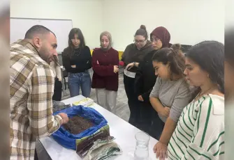 Üniversite öğrencileri, Türk halı motiflerini toprakla buluşturdu