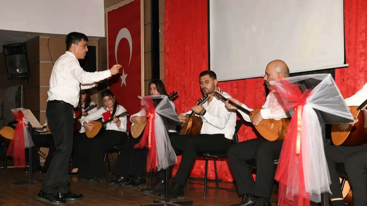 Çiğli’de bağlama kursiyerlerinden coşkulu türkü gecesi haberinin görseli