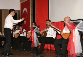 Çiğli’de bağlama kursiyerlerinden coşkulu türkü gecesi