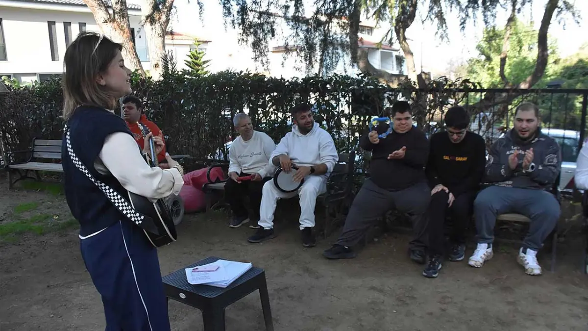 Engelli bireylere doğayla iç içe müzik terapisi başlıklı video haberin görseli