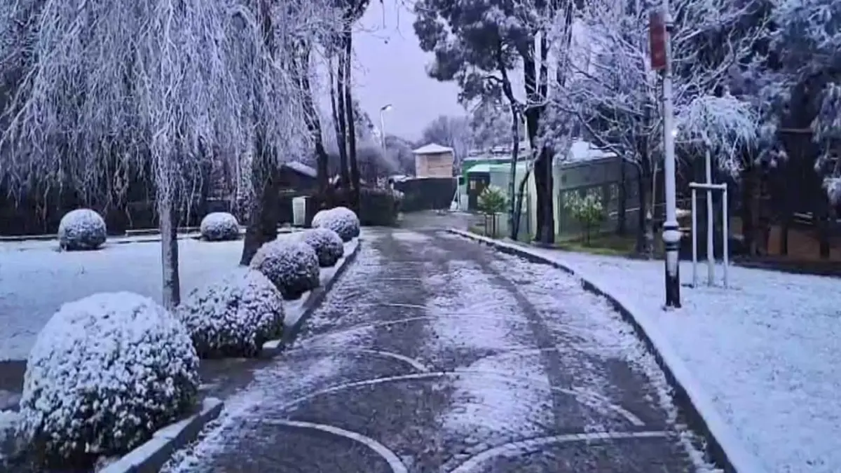 İstanbul’da kar mesaisi başladı: Megakent beyaza bürünüyor! haberinin görseli