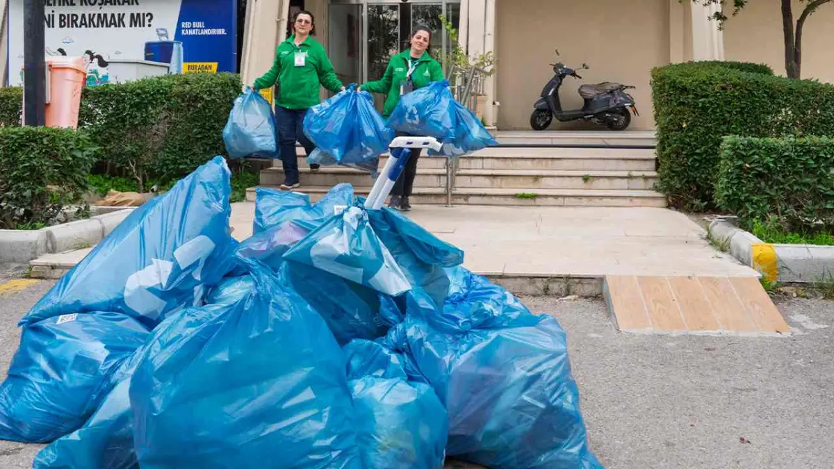 İzmir’de 10 ayda bin 140 ton atık geri kazandırıldı haberinin görseli