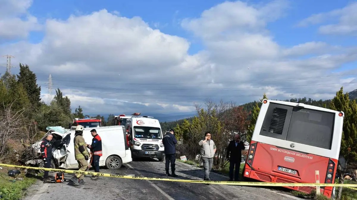 İzmir'de belediye otobüsü ile panelvan çarpıştı: 1 kişi öldü, 8 kişi yaralandı haberinin görseli