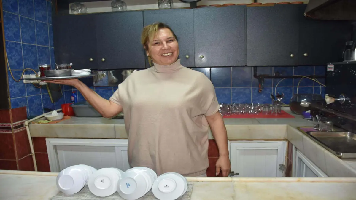 İzmir Kahveciler Esnaf Odası’nda yönetim değişti: 25 yıllık yönetimi devirerek ilk kadın başkan oldu haberinin görseli