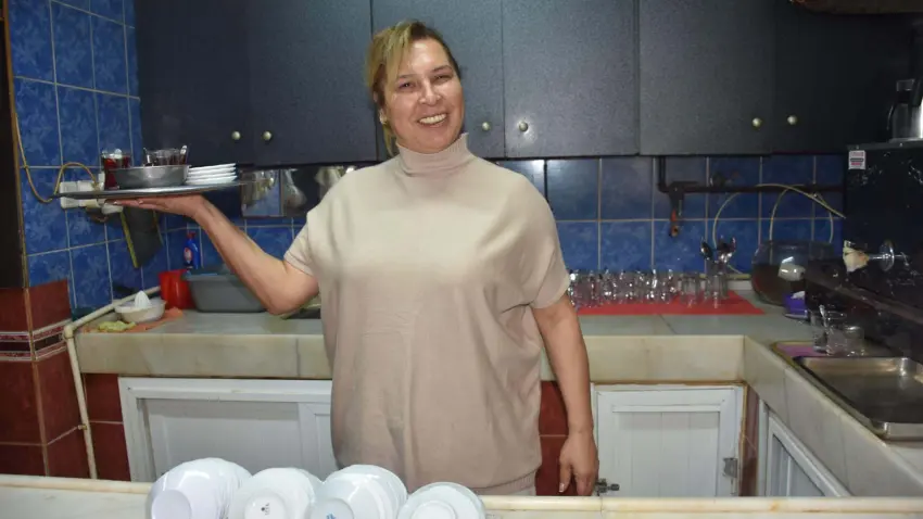 İzmir Kahveciler Esnaf Odası’nda yönetim değişti: 25 yıllık yönetimi devirerek ilk kadın başkan oldu