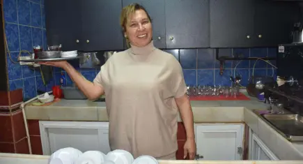 İzmir Kahveciler Esnaf Odası’nda yönetim değişti: 25 yıllık yönetimi devirerek ilk kadın başkan oldu