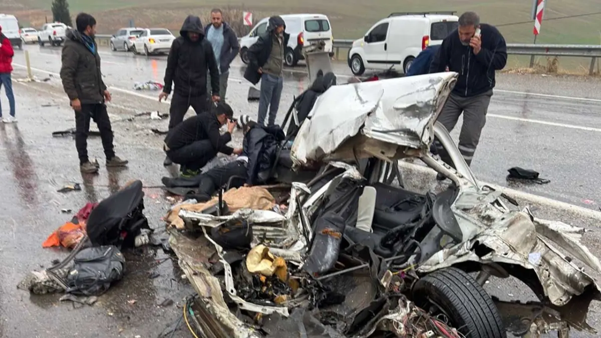 Katliam gibi kaza: Otomobil otobüsle çarpıştı! haberinin görseli