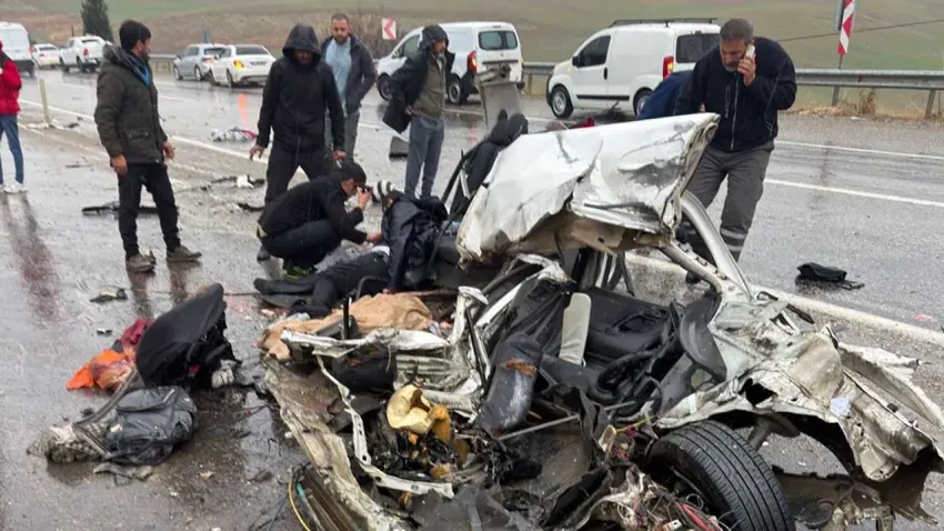 Katliam gibi kaza: Otomobil otobüsle çarpıştı! haberinin görseli