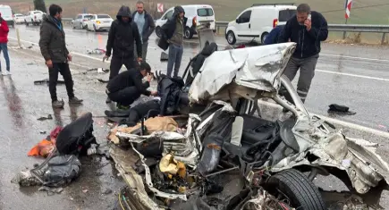 Katliam gibi kaza: Otomobil otobüsle çarpıştı!