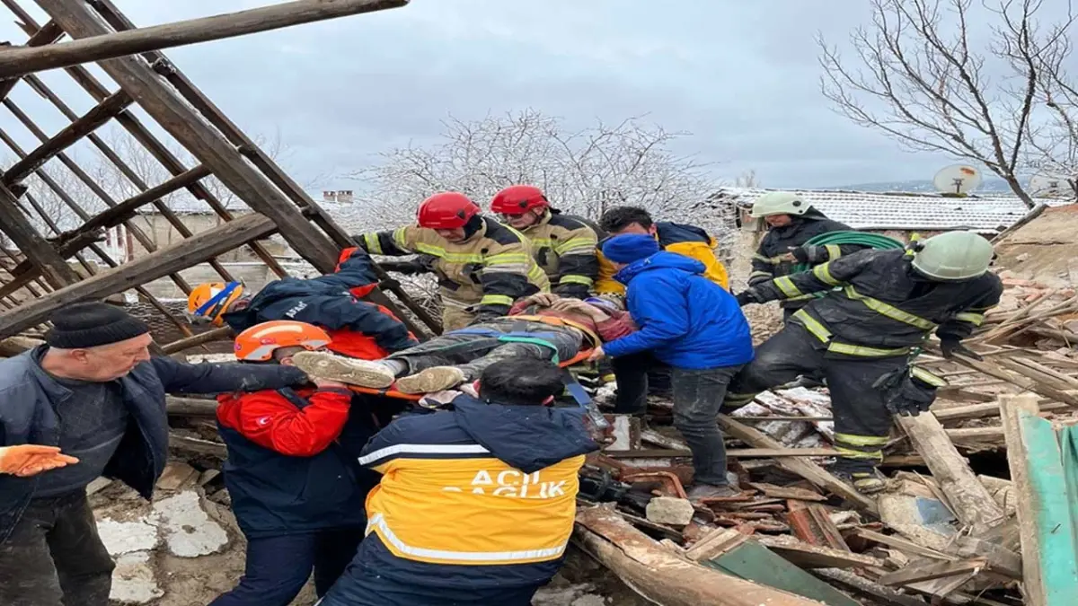 Kütahya’da tadilat faciası: Kerpiç ev çöktü haberinin görseli