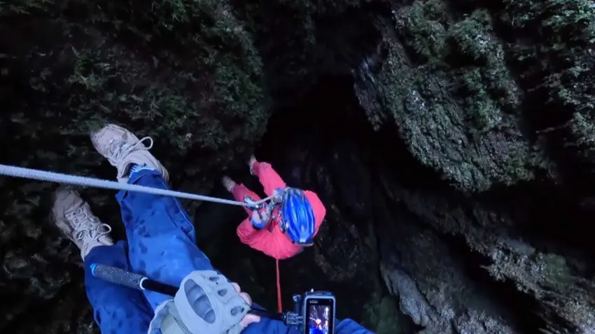 Mağaranın 45 metre derinliğinde esrarengiz bulgu: Yol yok ama araba var! haberinin görseli