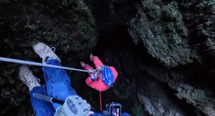 Mağaranın 45 metre derinliğinde esrarengiz bulgu: Yol yok ama araba var!