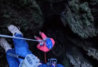 Mağaranın 45 metre derinliğinde esrarengiz bulgu: Yol yok ama araba var!