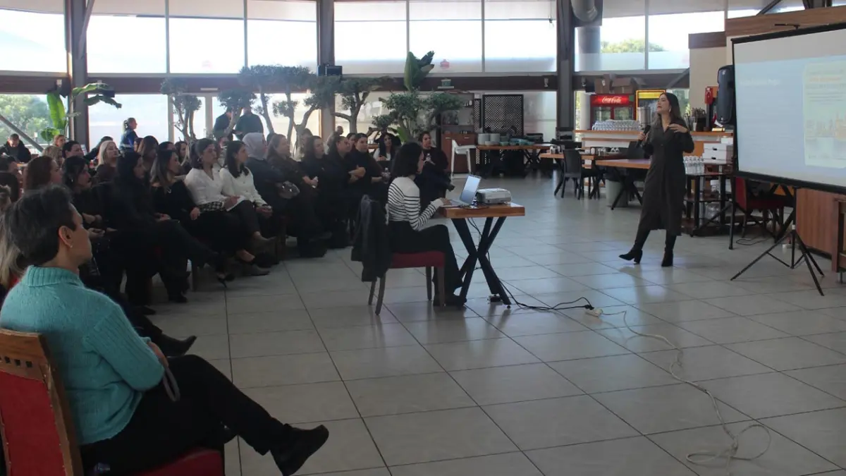 İzmir Büyükşehir’den Okul aile birliklerine kapsamlı destek haberinin görseli