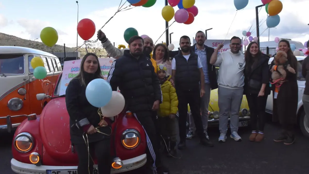 İzmir'de balonlar hastanedeki çocuklar için havalandı haberinin görseli