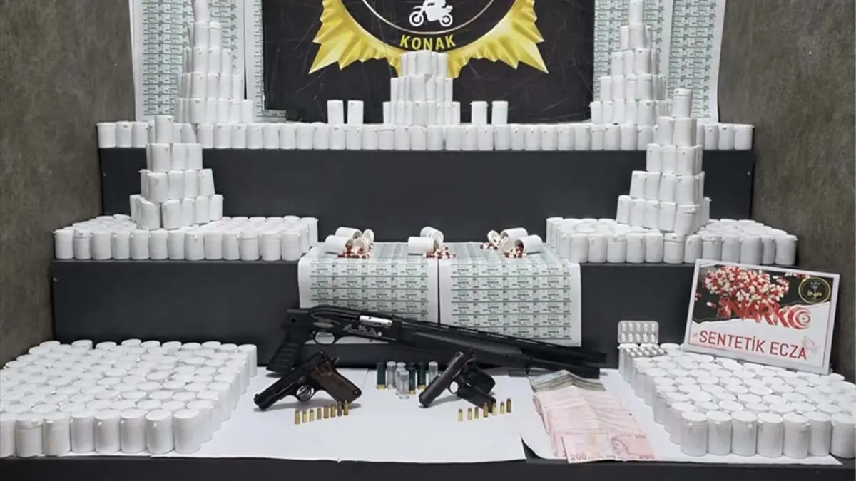 İzmir haber: Otomobilde 8 bin uyuşturucu hap ele geçirildi haberinin görseli