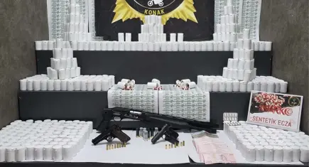 İzmir haber: Otomobilde 8 bin uyuşturucu hap ele geçirildi