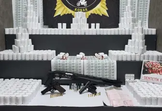 İzmir haber: Otomobilde 8 bin uyuşturucu hap ele geçirildi