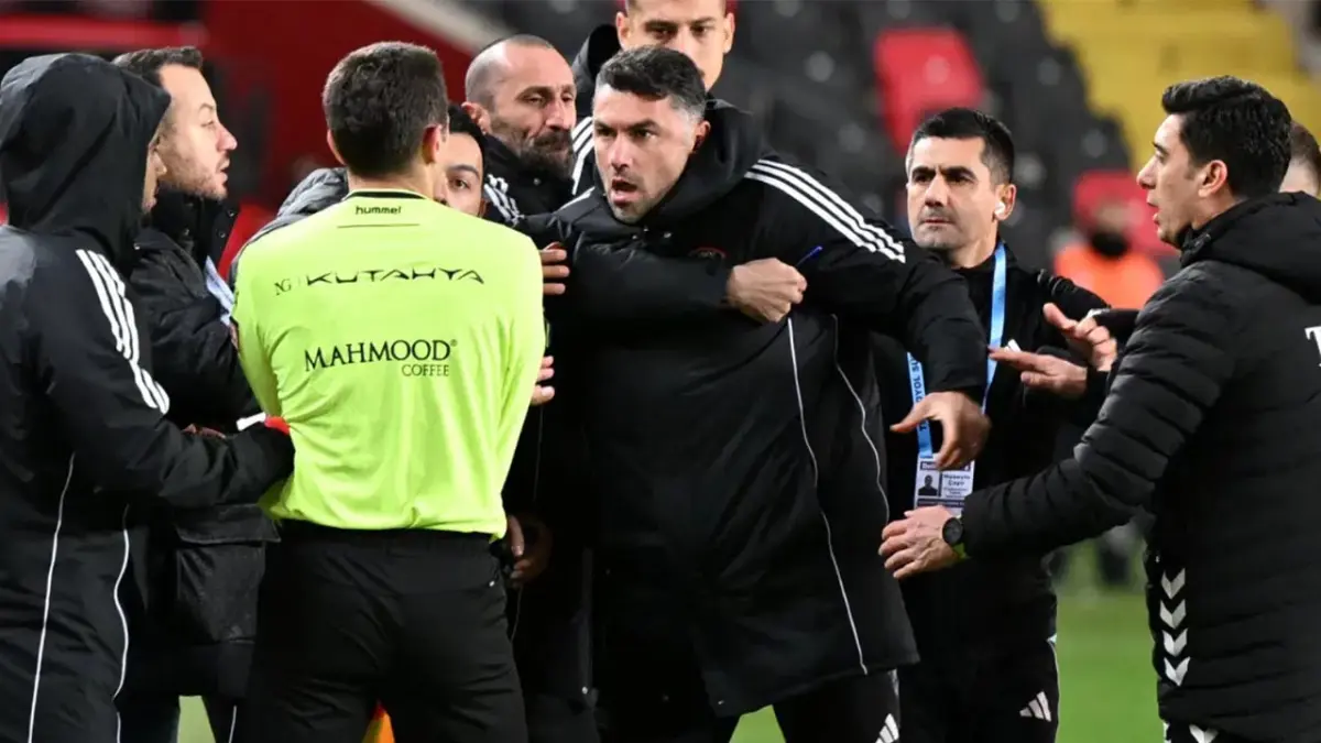 Saha kenarında büyük gerilim! Burak Yılmaz çılgına döndü, hakemin üzerine yürüdü haberinin görseli