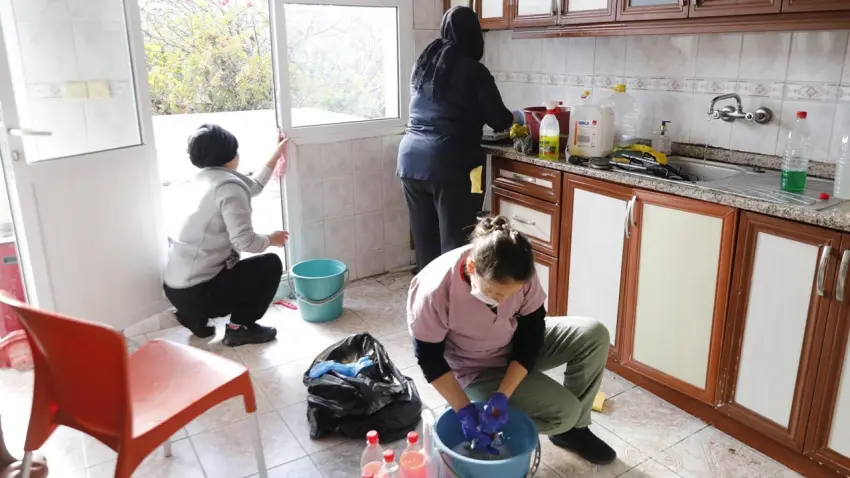 Seferihisar’da ihtiyaç sahibi vatandaşın evi baştan aşağı yenilendi