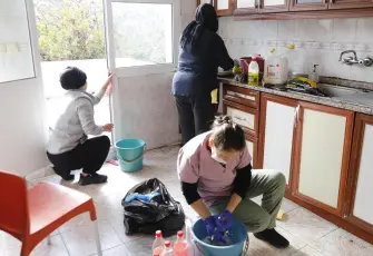 Seferihisar’da ihtiyaç sahibi vatandaşın evi baştan aşağı yenilendi