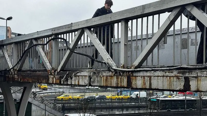 Üst geçitten kopan parçalar canına kastediyordu: Genç sürücüden İBB'ye dava haberinin görseli