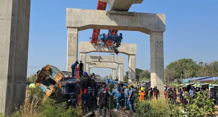  İnşaat vinci treni biçti: 22 yolcu hayatını kaybetti