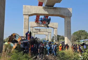  İnşaat vinci treni biçti: 22 yolcu hayatını kaybetti