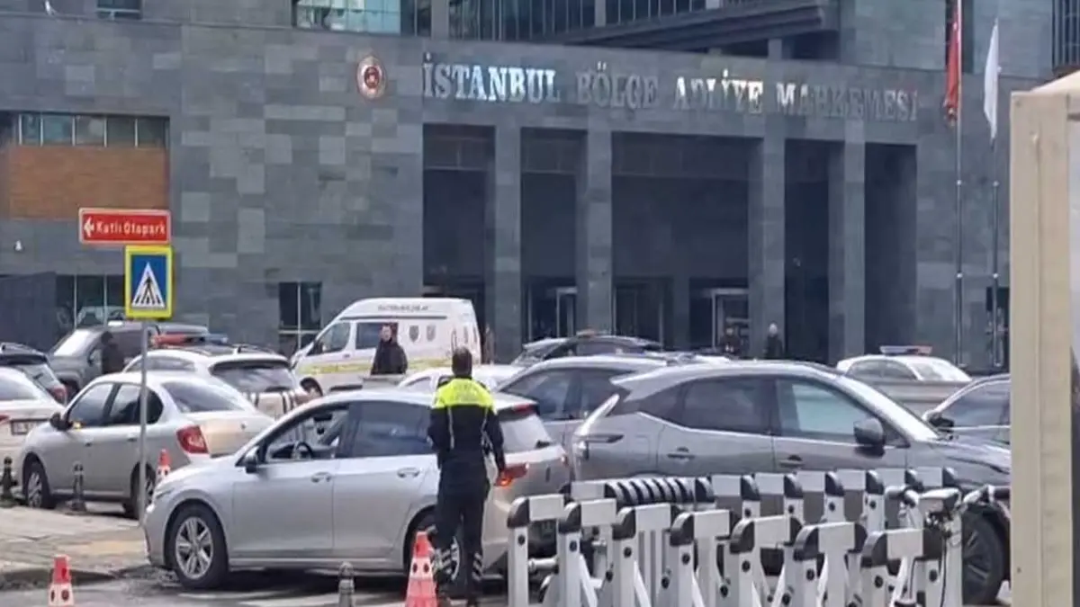 Kartal Adliyesi’nde silahlı saldırı : Savcı adliyeye getirildi haberinin görseli