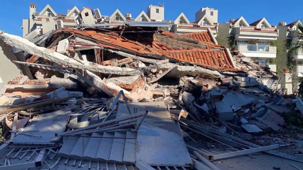 Marmaris’te facianın eşiğinden dönüldü: Tadilattaki 5 katlı otel yerle bir oldu! haberinin görseli