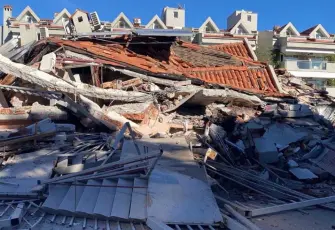 Marmaris’te facianın eşiğinden dönüldü: Tadilattaki 5 katlı otel yerle bir oldu!