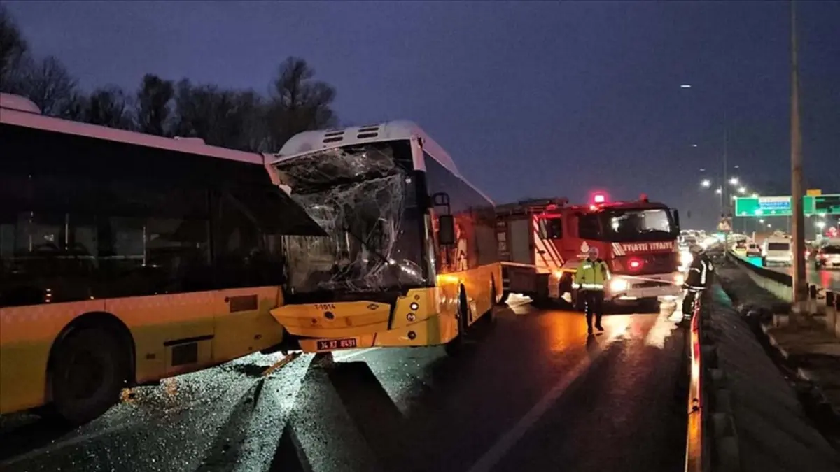 3 İETT otobüsü çarpıştı: Zincirleme kazada 5 kişi yaralandı haberinin görseli