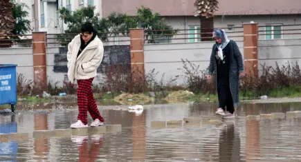 Adana’da yağmur çilesi: Rögarı bulunmayan sokakta site sakinleri yola taş döşedi