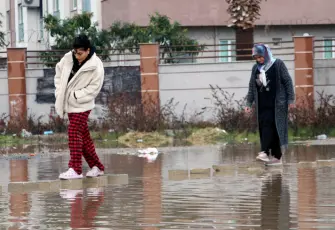 Adana’da yağmur çilesi: Rögarı bulunmayan sokakta site sakinleri yola taş döşedi