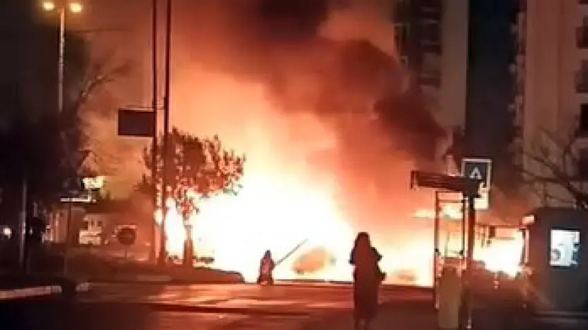 Avcılar’da park halindeki İETT otobüsü yandı haberinin görseli