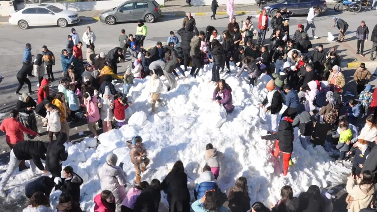 Bayındır’da çocuklar karla buluştu haberinin görseli