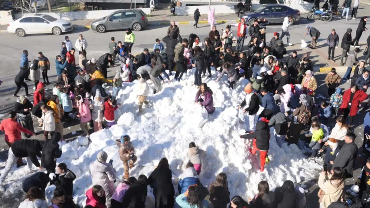 Bayındır’da "Kamyonla Kar" mesaisi: Çocuklar istedi, belediye getirdi  haberinin görseli