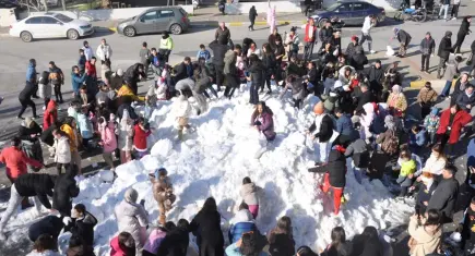Bayındır’da "Kamyonla Kar" mesaisi: Çocuklar istedi, belediye getirdi 