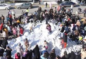 Bayındır’da "Kamyonla Kar" mesaisi: Çocuklar istedi, belediye getirdi 