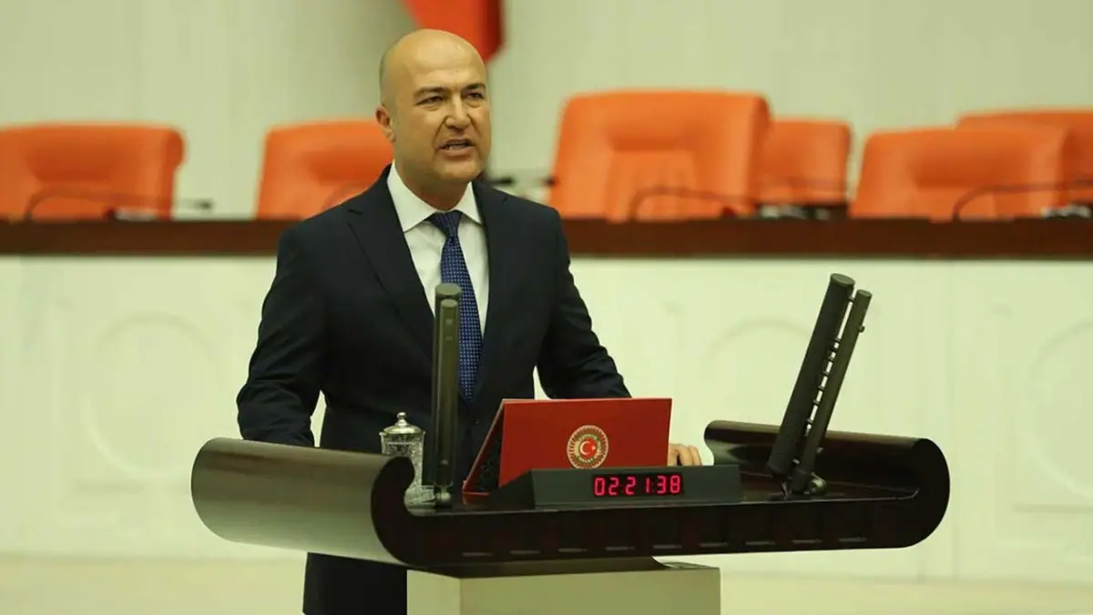 Polis kaldırımda görevlendirildi: CHP’li Bakan’dan Yerlikaya’ya sert tepki haberinin görseli