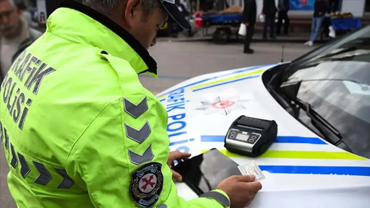 Trafikte cezalar ağırlaşıyor! Yasa teklifinin 10 maddesi daha kabul edildi: O kişiler 180 bin lira ceza ödeyecek haberinin görseli