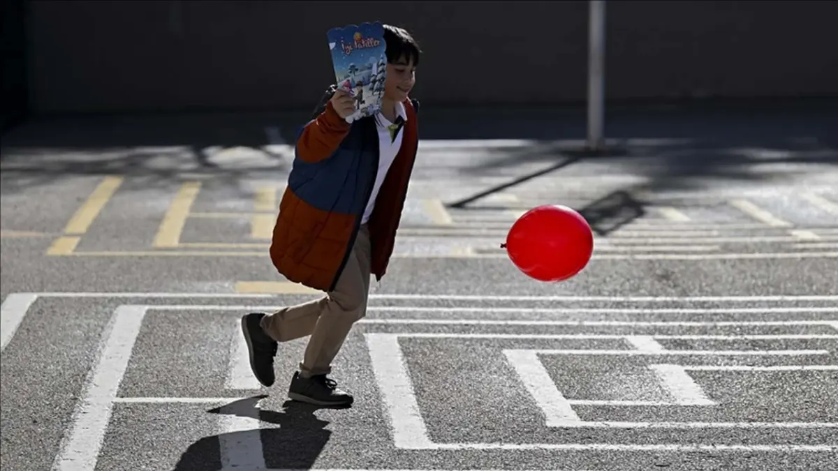 Yaklaşık 18 milyon öğrenci yarın karnelerini alıyor haberinin görseli