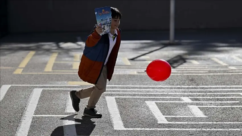 Yaklaşık 18 milyon öğrenci yarın karnelerini alıyor haberinin görseli