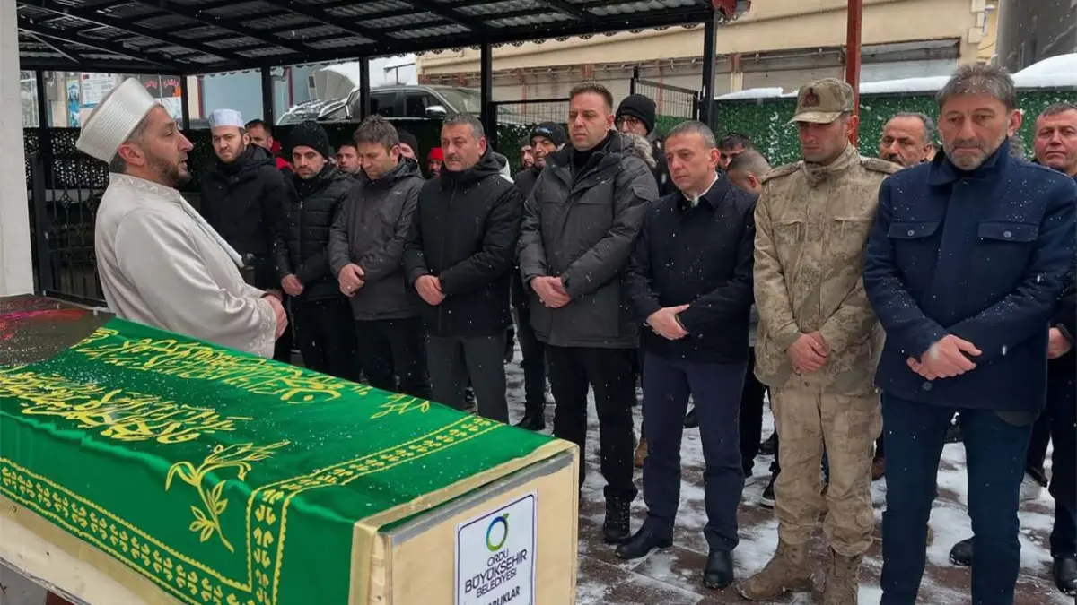 Bakım merkezinde acı kayıp: Ailesine ulaşılamayınca ilçe protokolü ve vatandaşlar toprağa verdi haberinin görseli